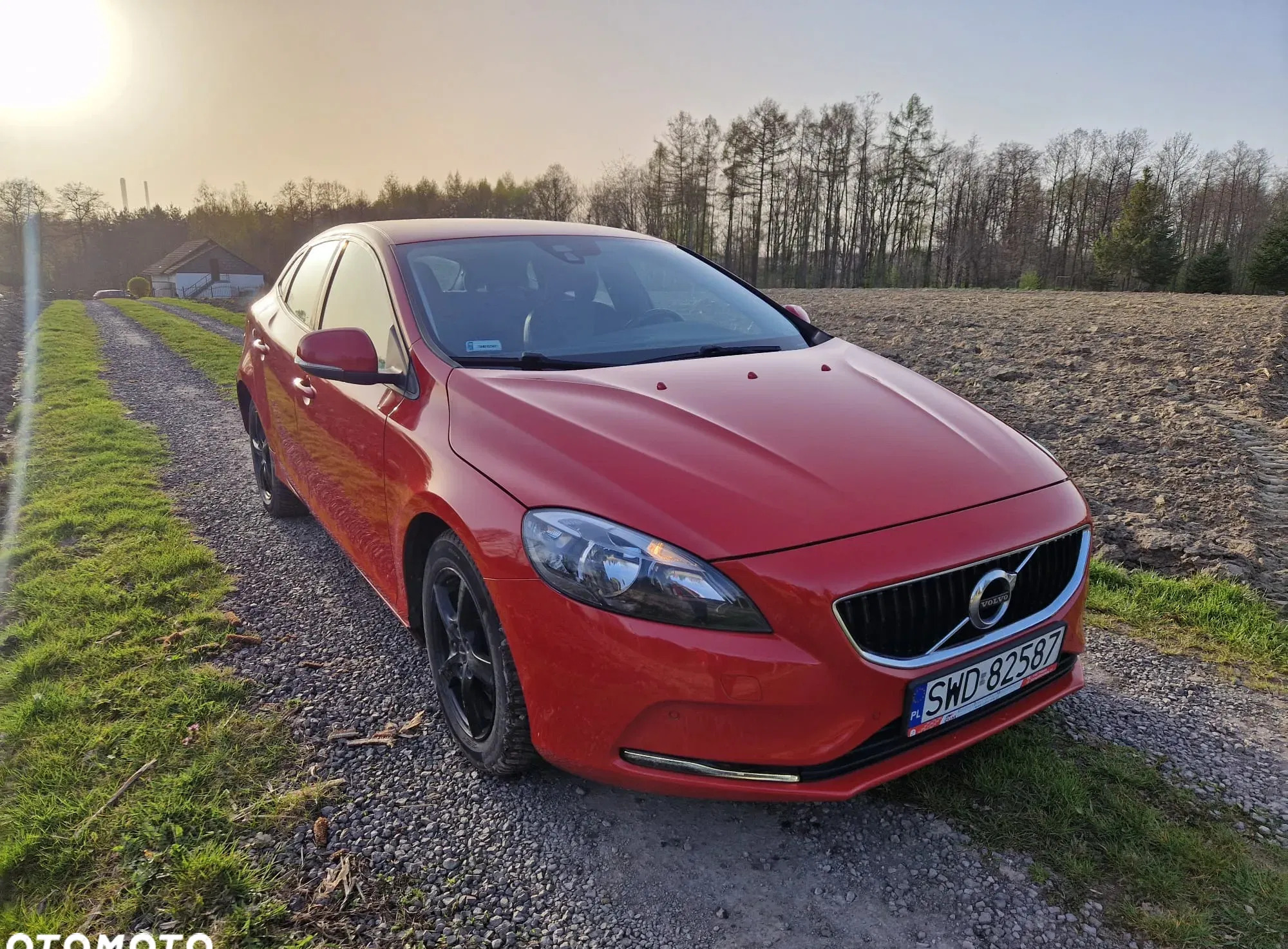 śląskie Volvo V40 cena 48000 przebieg: 128126, rok produkcji 2016 z Trzcińsko-Zdrój